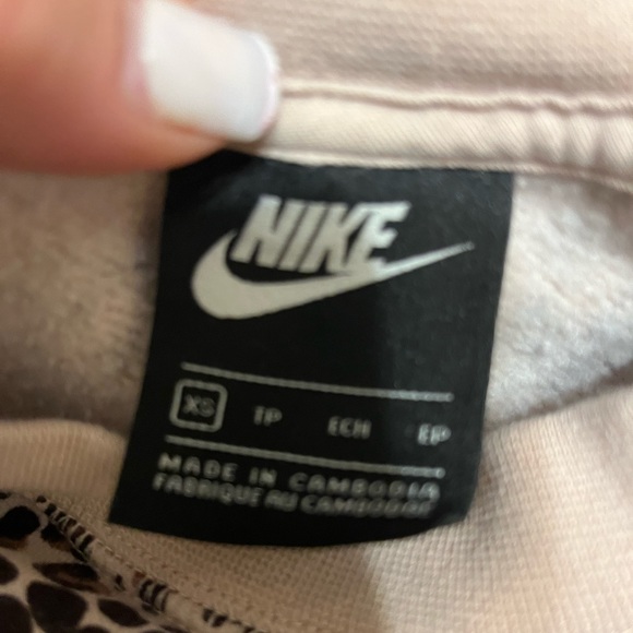 Like new Women’s Nike leopard animal print crewneck pullover - Picture 3 of 5